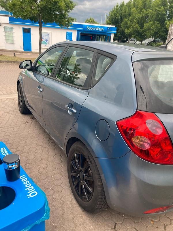 Grau Gebraucht 2007 Kia Ceed 2 Limousine | 1.500 € - Bild 1/4