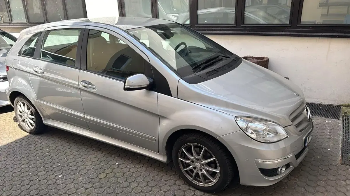 Gebraucht Mercedes B200 136 PS (100 kW) 2008 Silber Van / Kleinbus