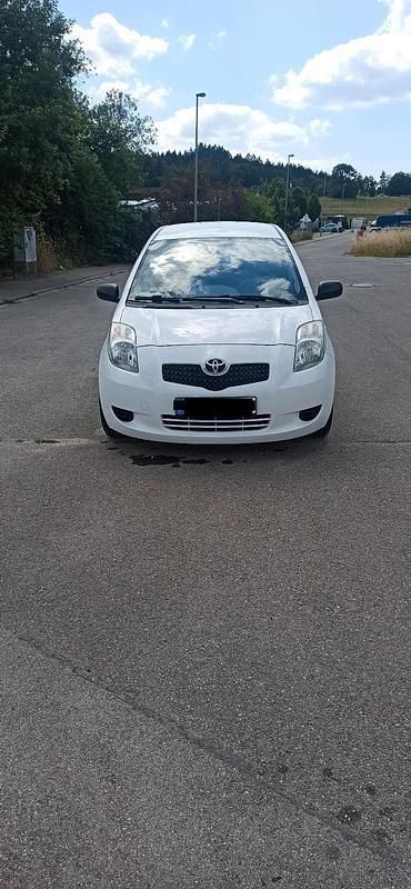 Weiß Gebraucht 2009 Toyota Yaris Cool Limousine | 2.600 € (Fairer Preis) - Bild 1/4