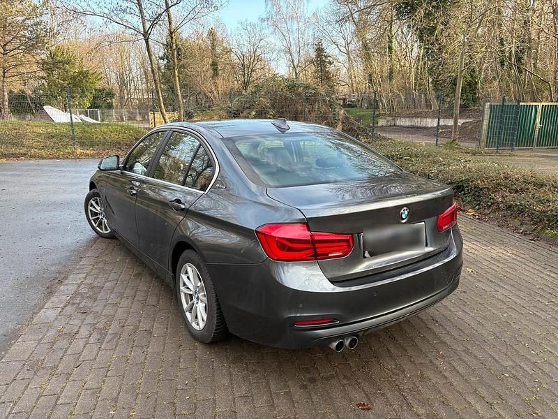 Gebraucht BMW 330e Sport Line 254 PS (186 kW) 2016 Grau Limousine