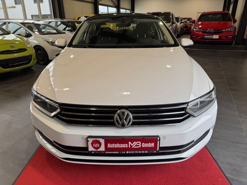 Weiß Gebraucht 2015 VW Passat Comfortline Limousine | 14.490 € (Guter Preis) - Bild 1/4