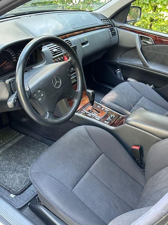 Gebraucht Mercedes E280 Elegance 204 PS (150 kW) 2001 Grau Limousine