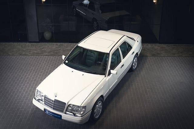 Weiß Gebraucht 1995 Mercedes E420 Avantgarde Limousine | 35.000 € - Bild 1/4