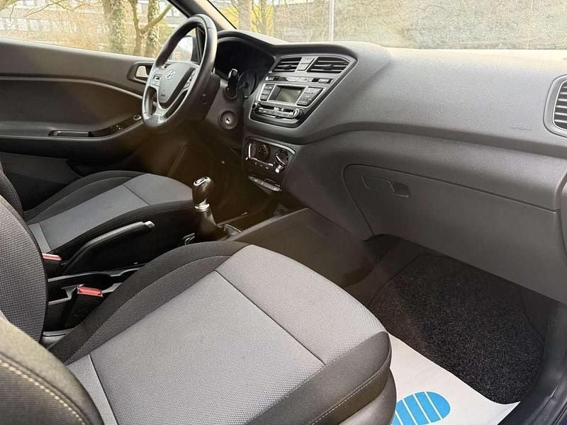 Gebraucht Hyundai i20 Passion Plus 84 PS (61 kW) 2016 Blau Limousine