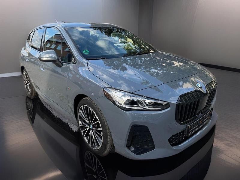 Grau Gebraucht 2024 BMW 218 Active Tourer M Sport Van / Kleinbus | 25.800 € (Superpreis) - Bild 1/4