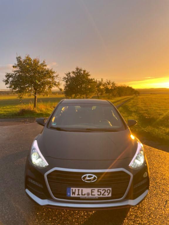 Schwarz Gebraucht 2016 Hyundai i30 Turbo Limousine | 10.900 € (Fairer Preis) - Bild 1/4