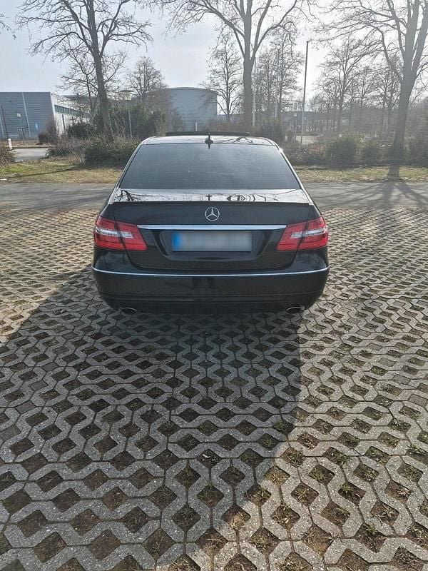 Gebraucht Mercedes E300 231 PS (169 kW) 2011 Schwarz Limousine