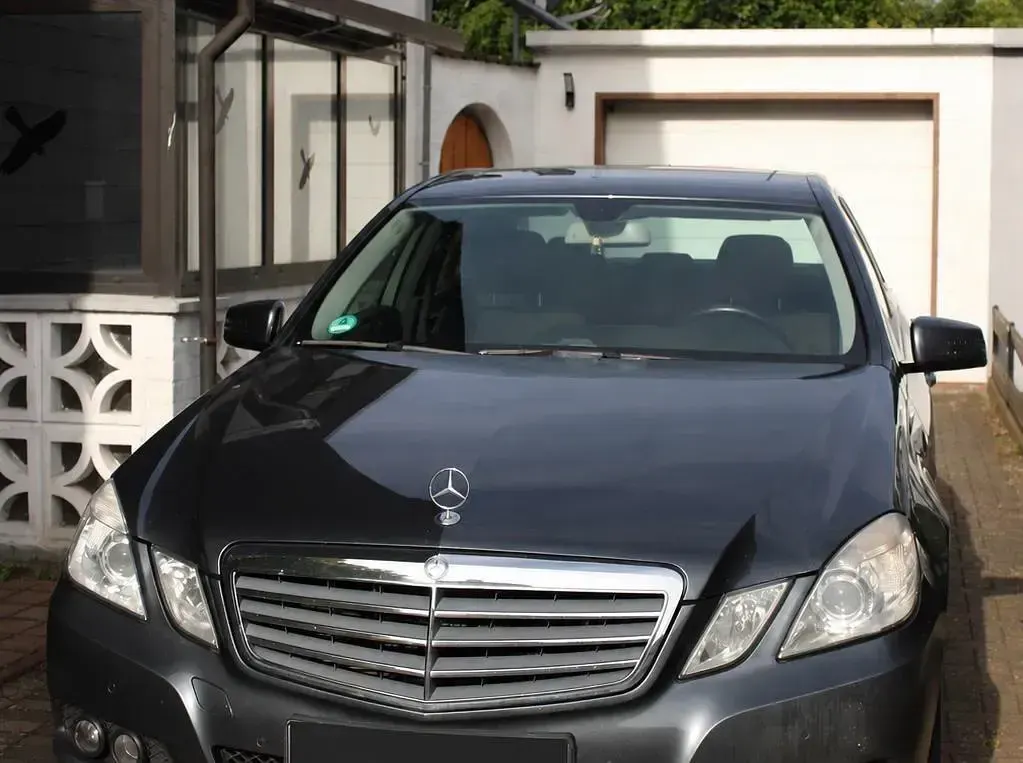Gebraucht Mercedes E200 136 PS (100 kW) 2010 Grau Limousine