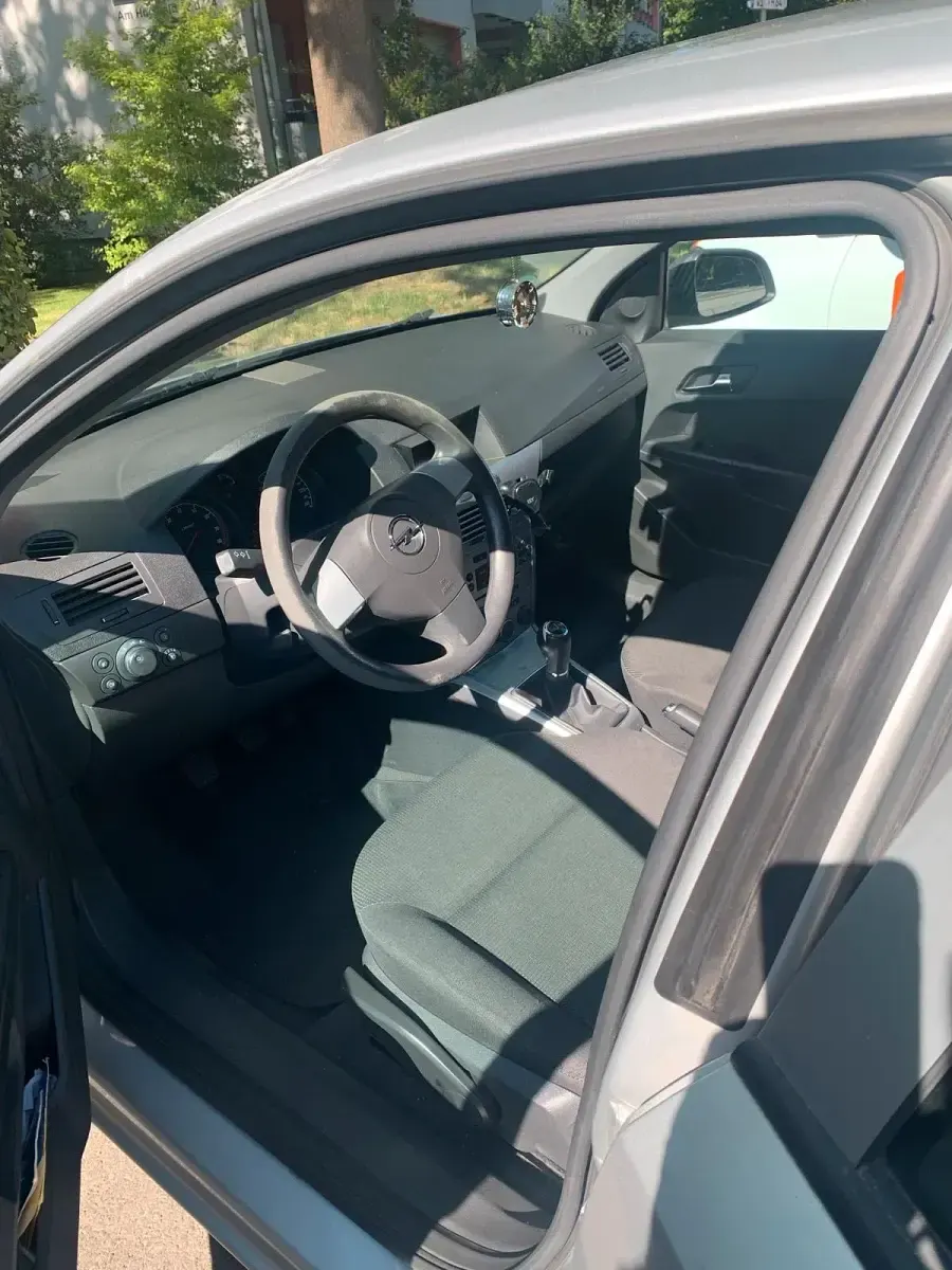 Gebraucht Opel Astra 116 PS (85 kW) 2010 Silber Kleinwagen
