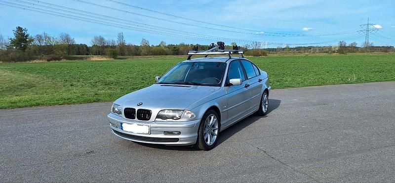 Silber Gebraucht 2001 BMW 318 Limousine | 2.500 € - Bild 1/4