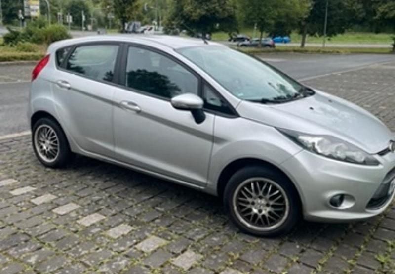 Gebraucht Ford Fiesta Trend 82 PS (60 kW) 2010 Silber Kleinwagen