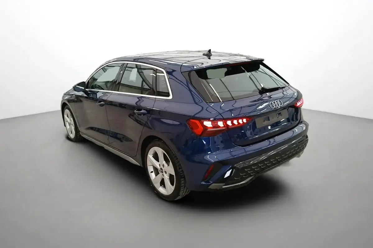Gebraucht Audi A3 S-Line 150 PS (110 kW) 2025 Blau (bleu navarre) Kleinwagen
