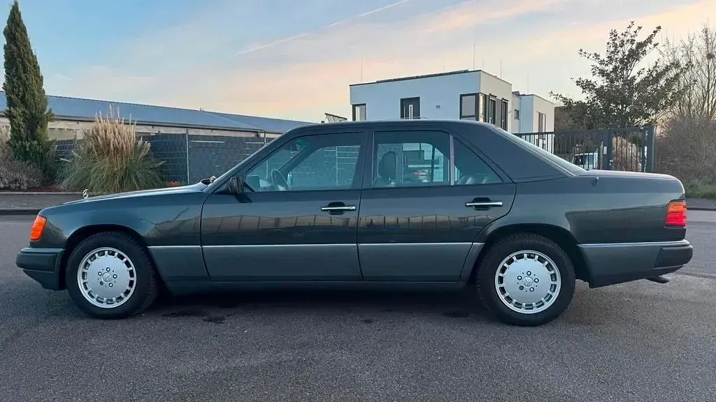 Gebraucht Mercedes E300 Sportline 147 PS (108 kW) 1990 Schwarz Limousine