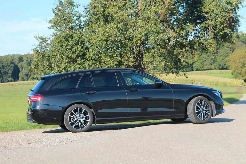 Schwarz Gebraucht 2019 Mercedes E200 Kombi | 25.900 € (Guter Preis) - Bild 1/4