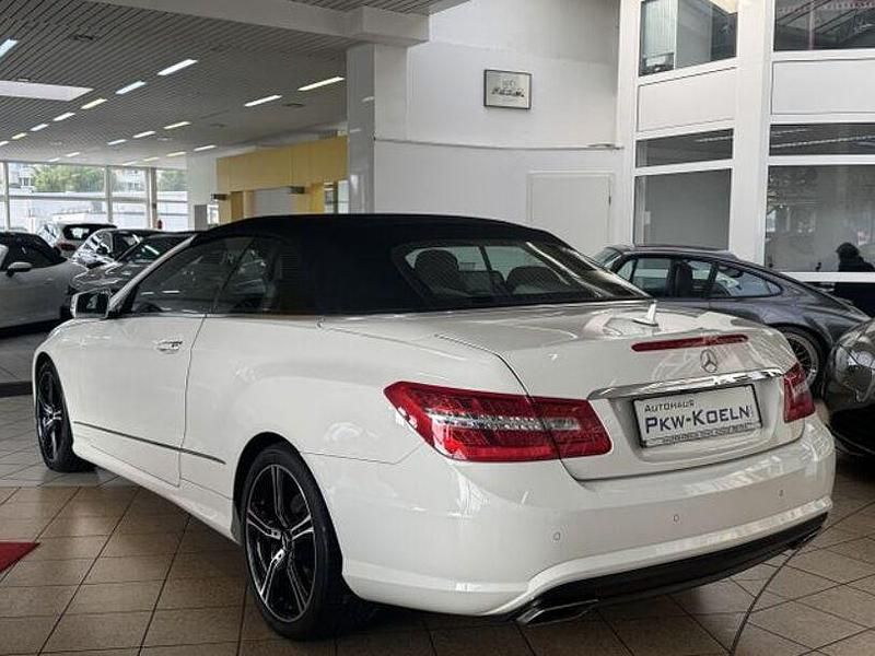 Gebraucht Mercedes E500 AMG line 388 PS (285 kW) 2010 Calcitweiss (metallic) Cabrio