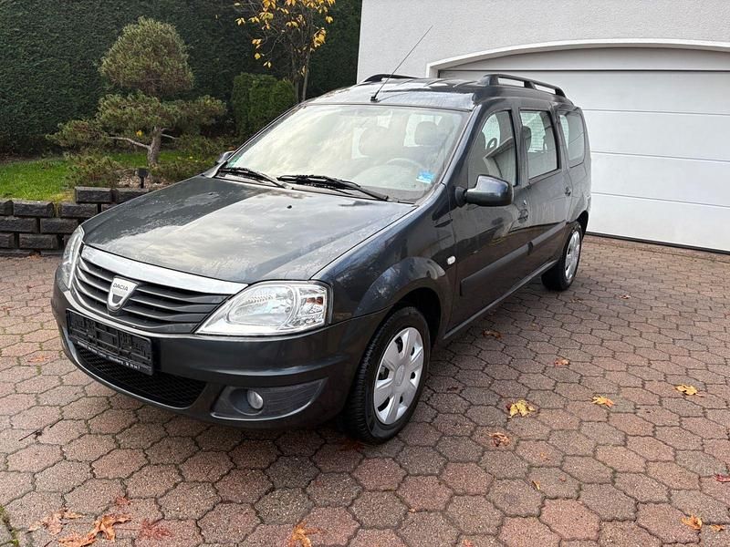 Grau Gebraucht 2009 Dacia Logan MCV Lauréate Kombi | 3.990 € (Etwas zu teuer) - Bild 1/4