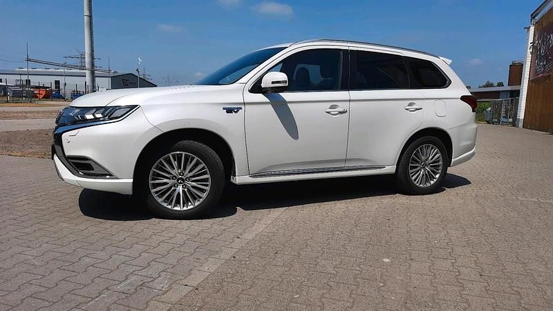 Weiß Gebraucht 2021 Mitsubishi Outlander P-HEV SUV | 22.990 € (Fairer Preis) - Bild 1/4