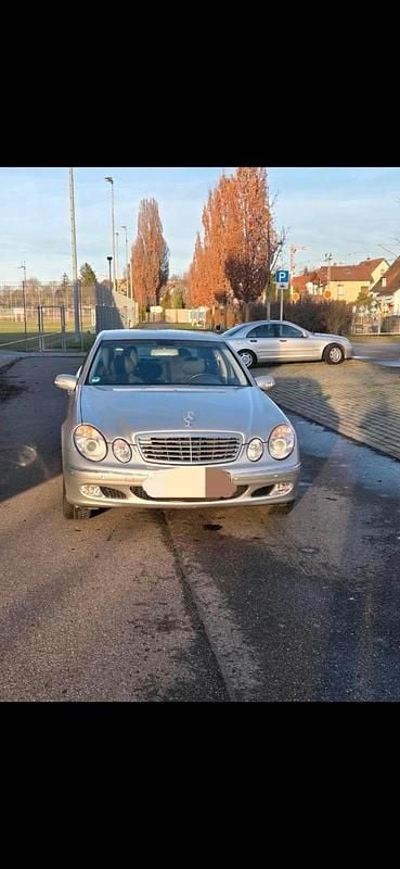 Silber Gebraucht 2002 Mercedes E240 Elegance Limousine | 3.900 € (Guter Preis) - Bild 1/4