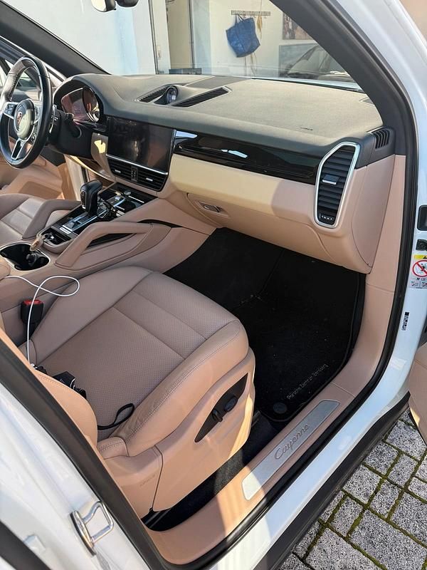 Second-hand Porsche Cayenne 462 CP (339 kW) 2022 Alb SUV