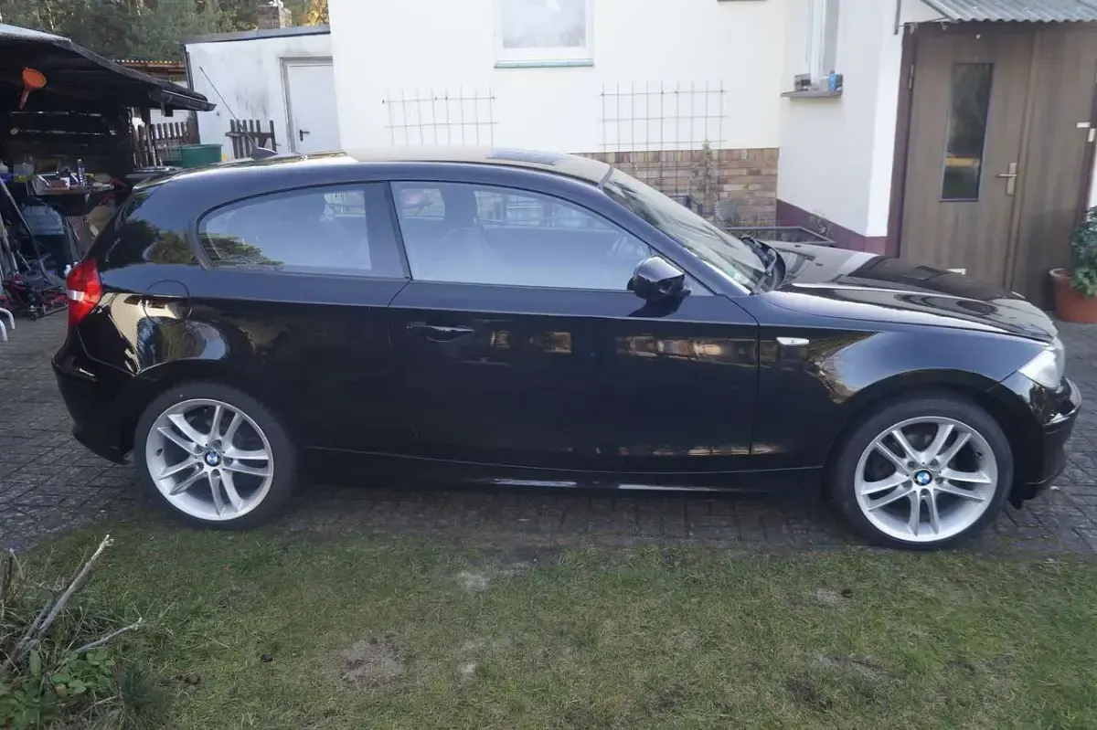 Gebraucht BMW 120 122 PS (89 kW) 2009 Schwarz Kleinwagen