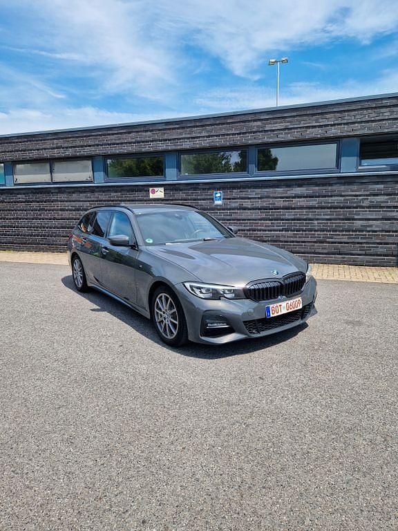 Grau Gebraucht 2020 BMW 320 M Sport Kombi | 21.900 € (Guter Preis) - Bild 1/4