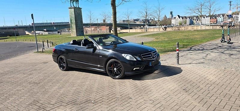 Gebraucht Mercedes E350 AMG line 265 PS (194 kW) 2011 Schwarz Cabrio