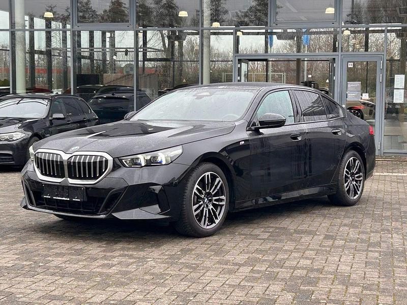 Black sapphire metallic (metallic) Gebraucht 2025 BMW 520 Sport Line Limousine | 49.380 € (Guter Preis) - Bild 1/4