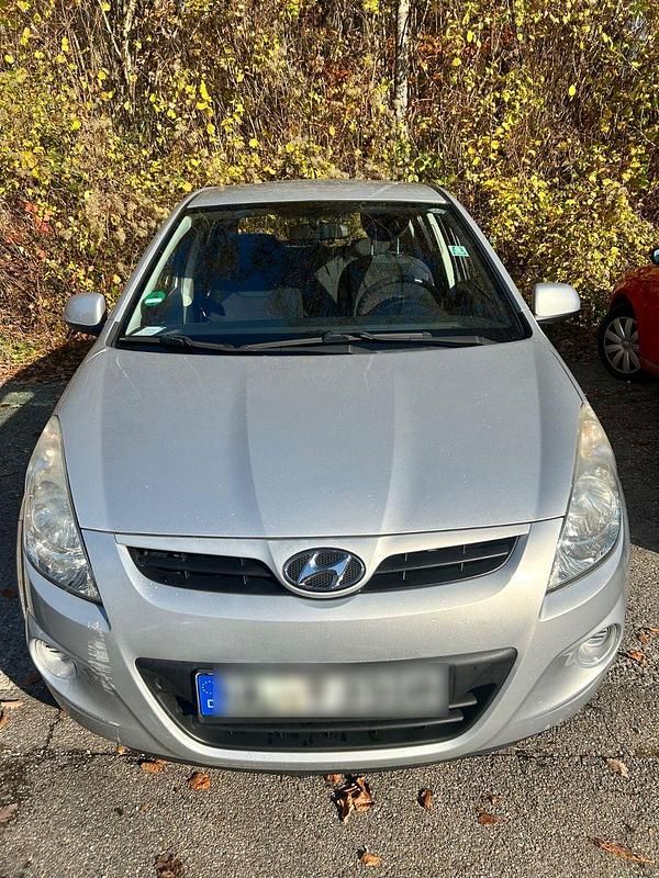 Silber Gebraucht 2012 Hyundai i20 Classic Kleinwagen | 2.700 € (Guter Preis) - Bild 1/4