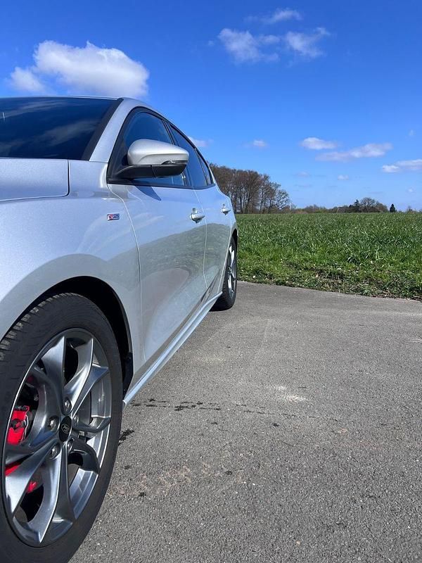 Używany Ford Focus ST-Line 101 KM (74 kW) 2020 Srebrny Sedan/Limuzyna