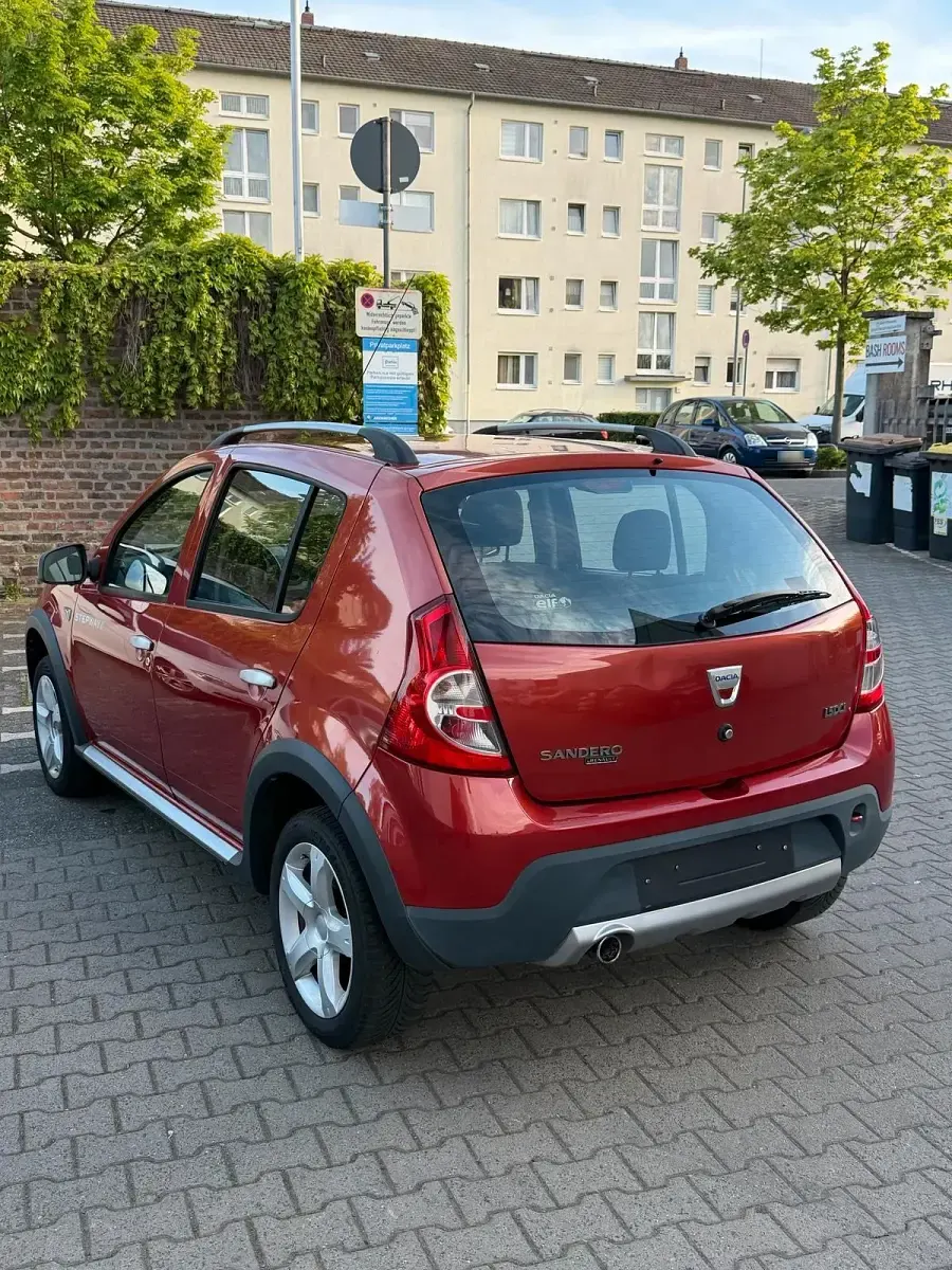 Gebraucht Dacia Sandero 68 PS (50 kW) 2010 Rot Limousine
