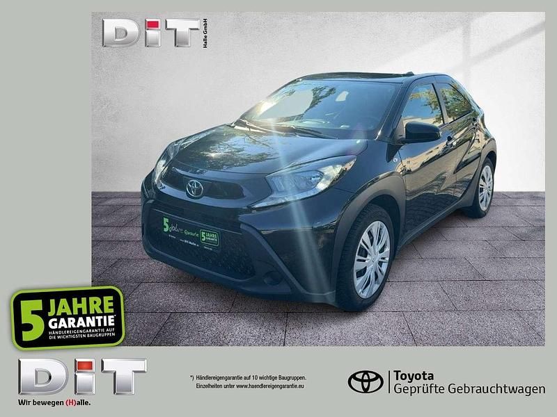 Mysticschwarz mica met. Gebraucht 2022 Toyota Aygo Play Kleinwagen | 12.240 € (Guter Preis) - Bild 1/4
