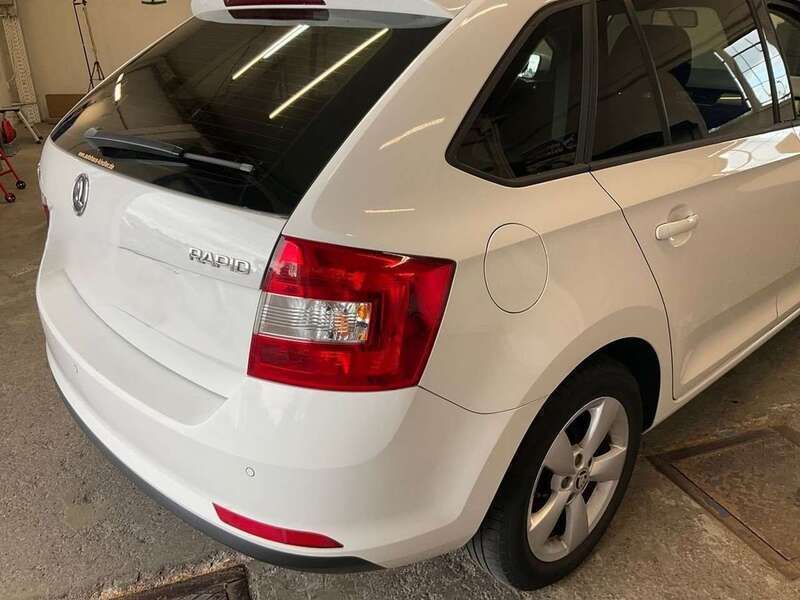 Weiß Gebraucht 2014 Skoda Rapid Kombi | 7.120 € (Fairer Preis) - Bild 1/4