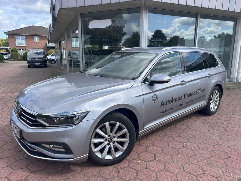Pyritsilber metallic (metallic) Gebraucht 2023 VW Passat Elegance Kombi | 25.990 € (Fairer Preis) - Bild 1/4