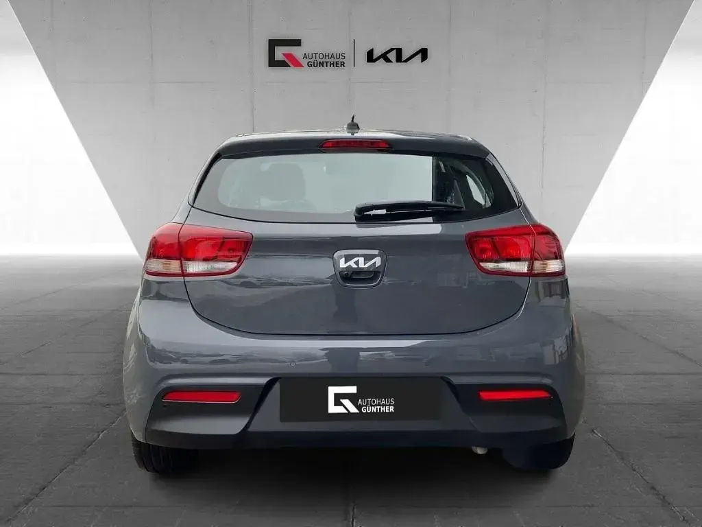 Używany Kia Rio Vision 101 KM (74 kW) 2023 Szary Sedan/Limuzyna