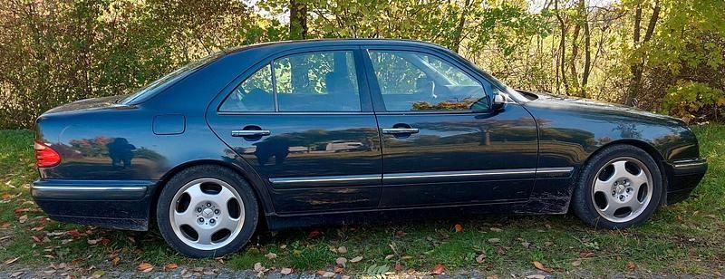 Gebraucht Mercedes E200 136 PS (100 kW) 1999 Schwarz Limousine