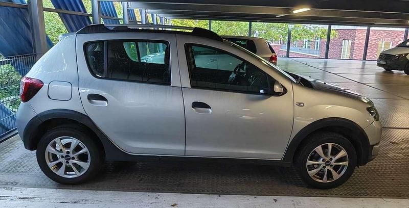 Grau Gebraucht 2015 Dacia Sandero Prestige Kleinwagen | 5.500 € (Fairer Preis) - Bild 1/4