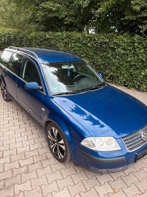 Blau Gebraucht 2002 VW Passat Kombi | 800 € (Superpreis) - Bild 1/4