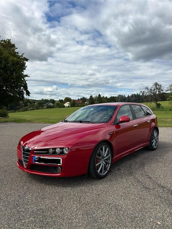 Rot Gebraucht 2010 Alfa Romeo 159 Ti Kombi | 6.900 € (Etwas zu teuer) - Bild 1/4