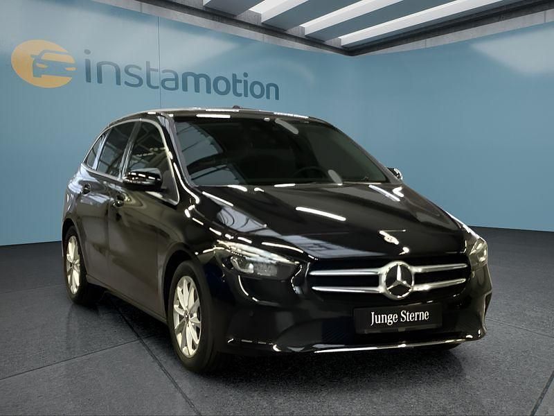 Schwarz Gebraucht 2022 Mercedes B200 Van / Kleinbus | 28.499 € (Teuer) - Bild 1/1