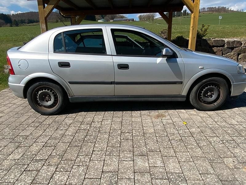 Używany Opel Astra 101 KM (74 kW) 2002 Srebrny Sedan/Limuzyna