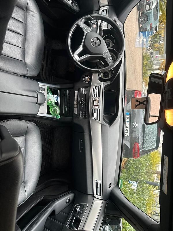 Schwarz Gebraucht 2015 Mercedes E300 Limousine | 16.000 € (Fairer Preis) - Bild 1/4