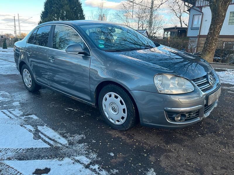 Grau Gebraucht 2007 VW Jetta Limousine | 4.298 € (Fairer Preis) - Bild 1/4