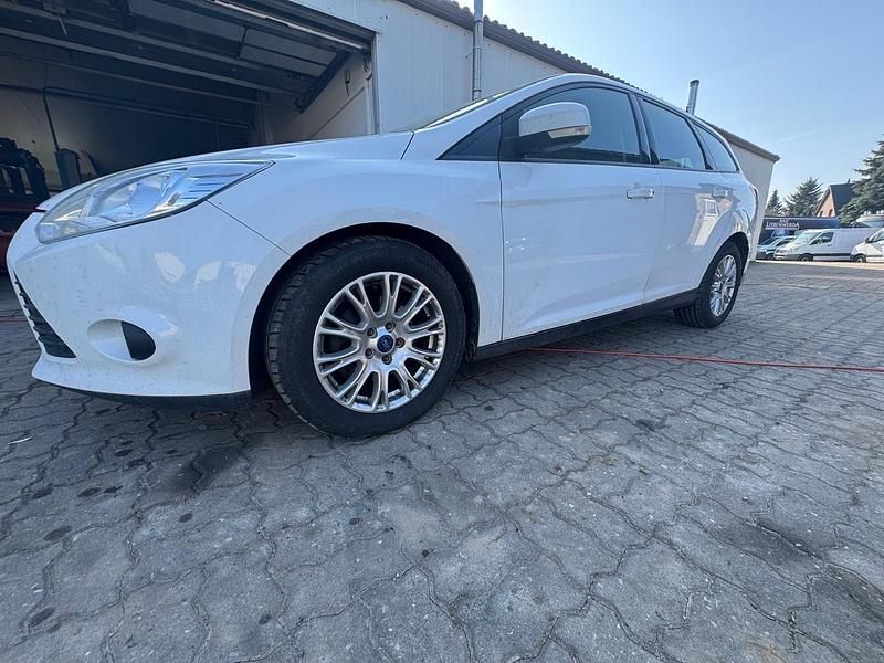 Gebraucht Ford Focus Trend 116 PS (85 kW) 2012 Weiß Kombi