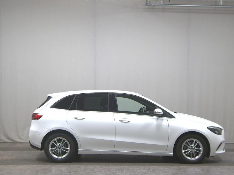 Weiss Gebraucht 2020 Mercedes B180 Style Van / Kleinbus | 17.980 € (Fairer Preis) - Bild 1/4