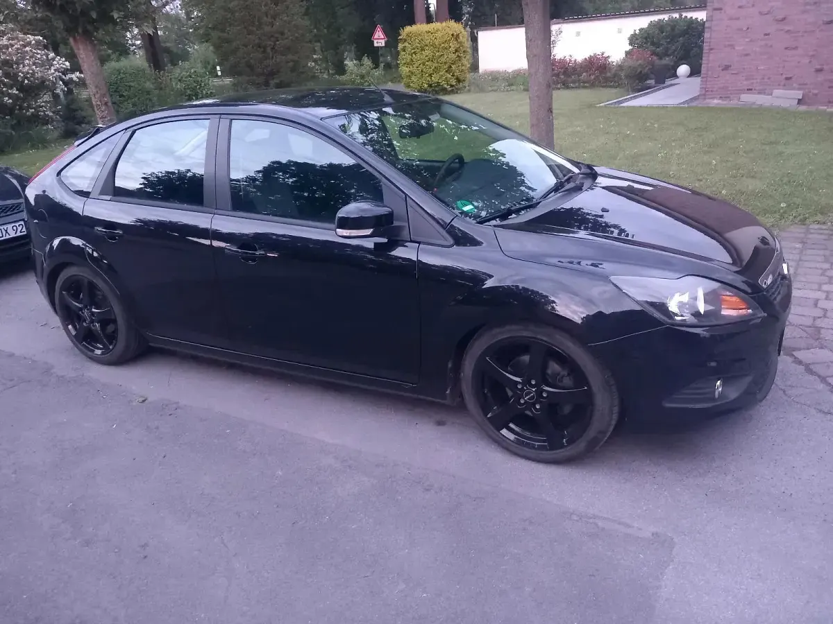 Gebraucht Ford Focus 101 PS (74 kW) 2010 Schwarz Kleinwagen