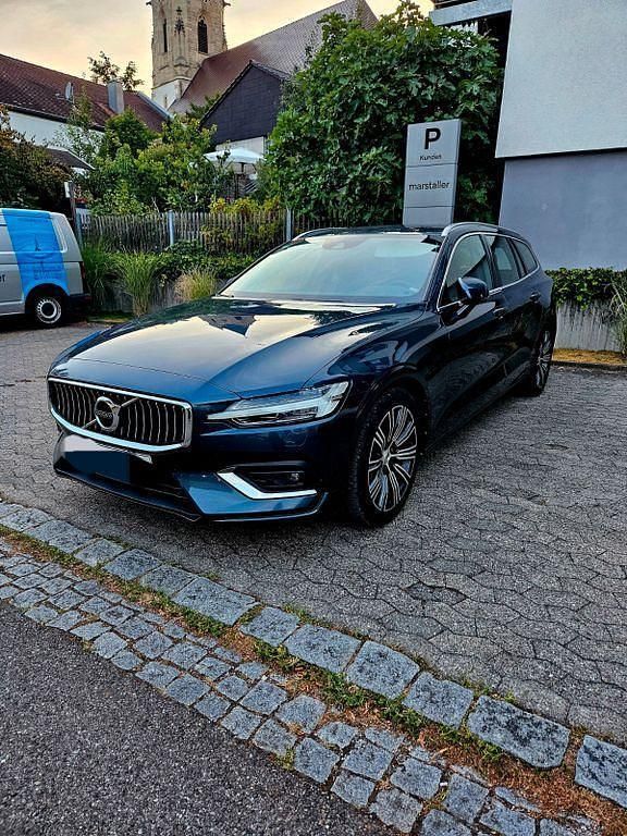 Blau Gebraucht 2020 Volvo V60 Inscription Kombi | 22.500 € (Teuer) - Bild 1/2