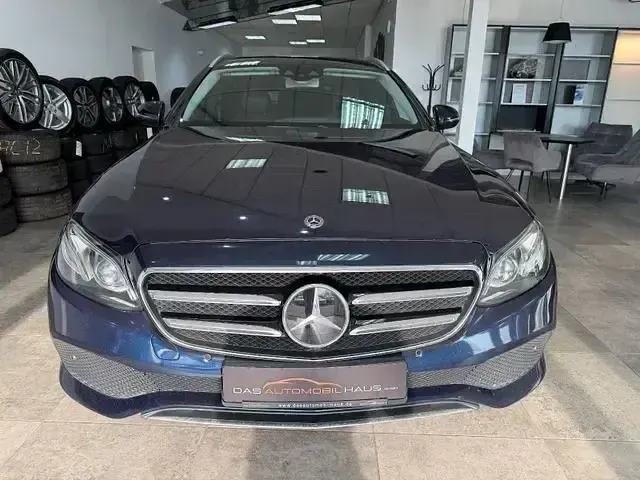 Gebraucht Mercedes E300 Avantgarde 245 PS (180 kW) 2019 Blau Limousine