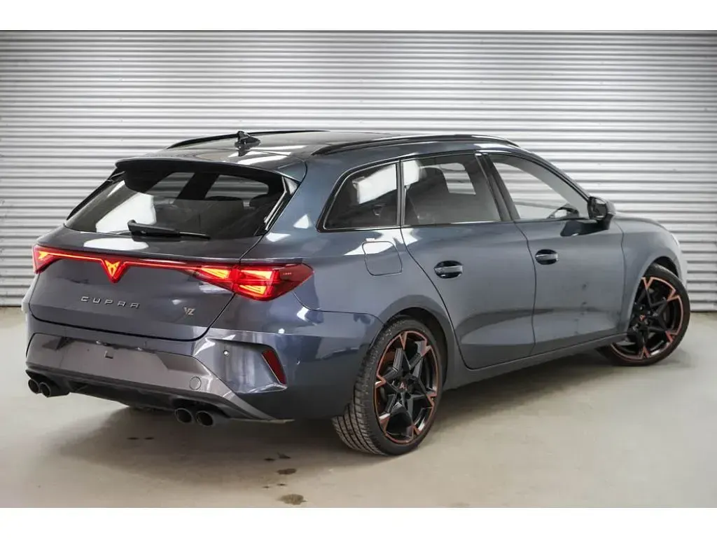 Gebraucht Cupra Leon 333 PS (244 kW) 2025 Magnetic grau metallic (s7) (metallic) Kombi
