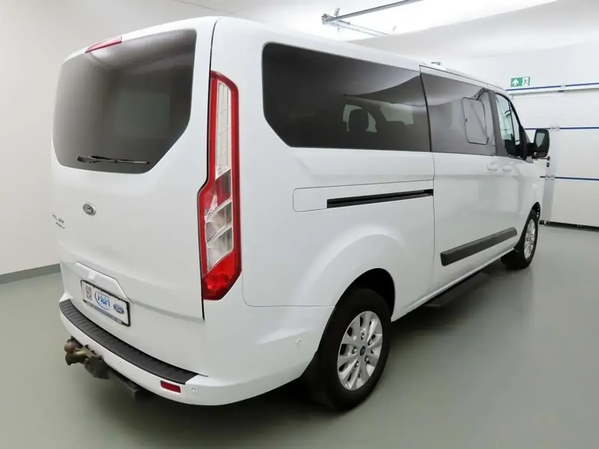 Gebraucht Ford Tourneo Trend 185 PS (136 kW) 2021 Frostweiß Van / Kleinbus