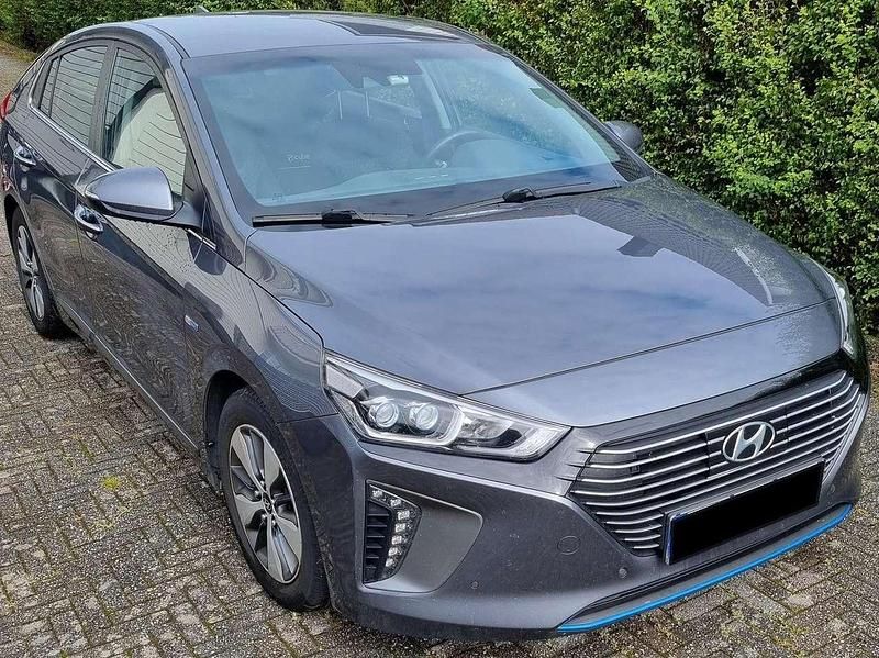 Silber Gebraucht 2017 Hyundai Ioniq Trend Limousine | 12.590 € (Guter Preis) - Bild 1/4